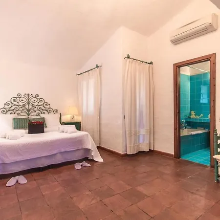 Sleeps 15 Pool Air Con Wifi